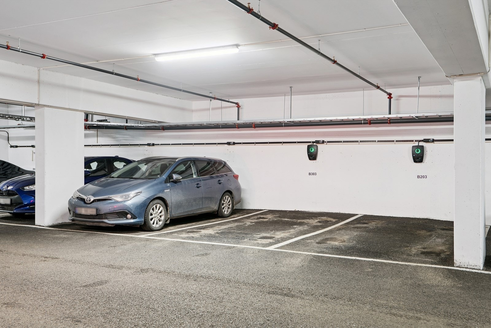 Det følger med en garasjeplass med elbillader. Denne leies i måneden for ca. kr. 350,- + strømforbruk. Galleribilde