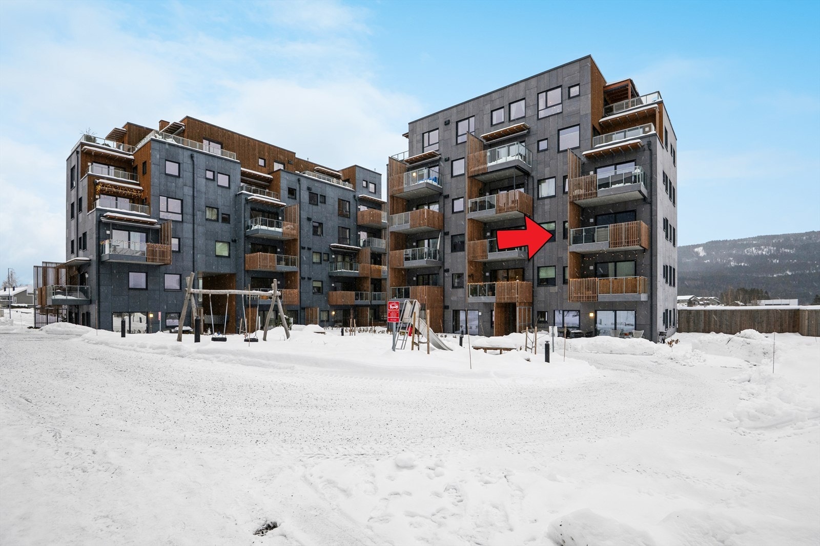 Leiligheten ligger i 3. etg. og det er heis fra garasjekjelleren opp til hvert enkelt plan. Dette gjør at leiligheten passer uansett alder. Bygget var ferdig i 2023. Galleribilde