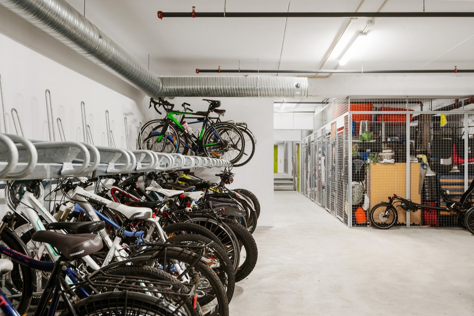 Det følger med en sportsbod nede i kjelleren samt at man har felles sykkelparkering. Galleribilde