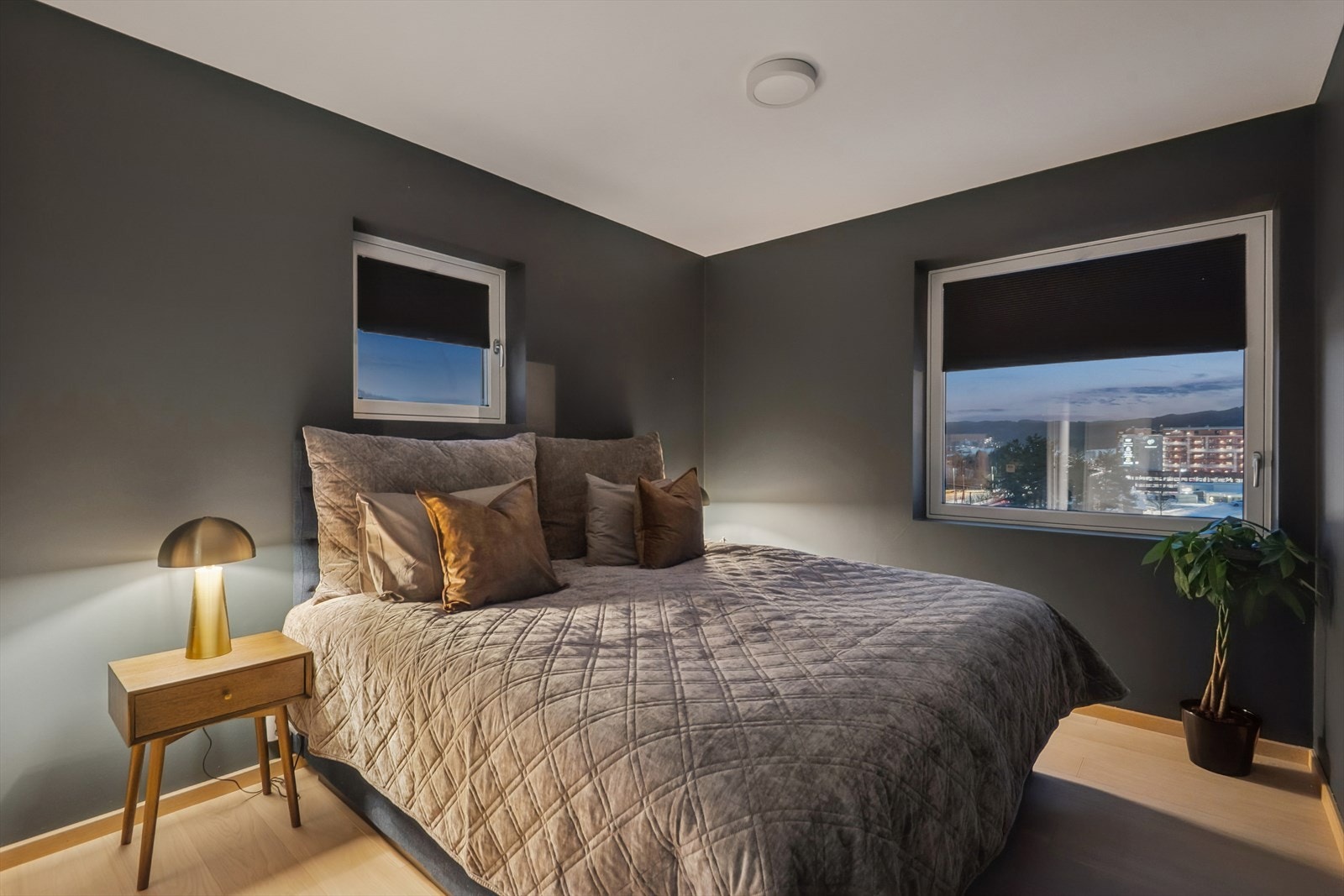 Hovedsoverommet er et sted det er deilig å våkne til. Praktisk med to vinduer, som gir deg gode luftemuligheter sommerstid. Galleribilde