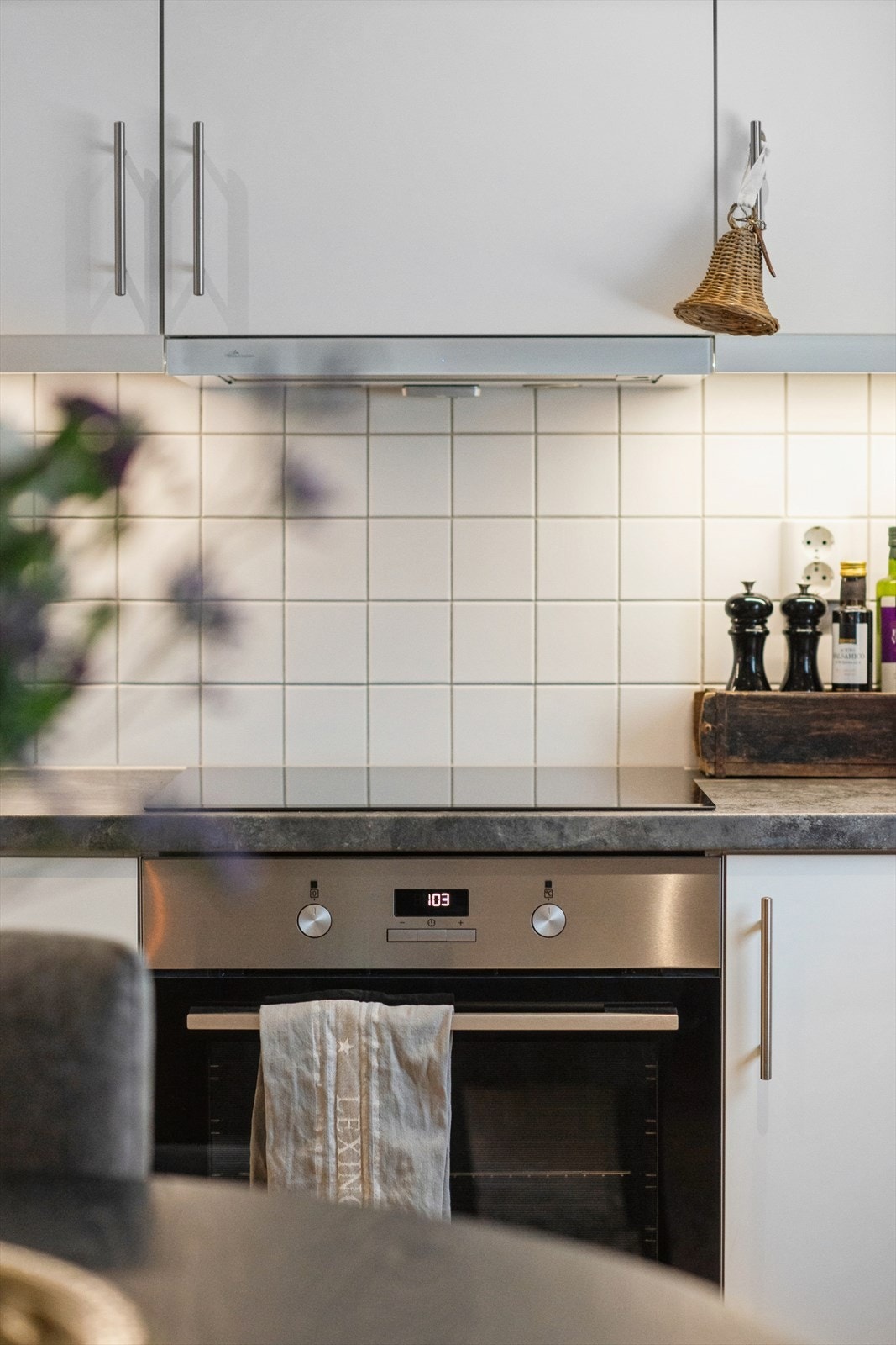 Kjøkkenet gir deg god arbeid-og-oppbevaringsplass. Det er montert komfyrvakt over koketoppen som en ekstra sikkerhet. Galleribilde