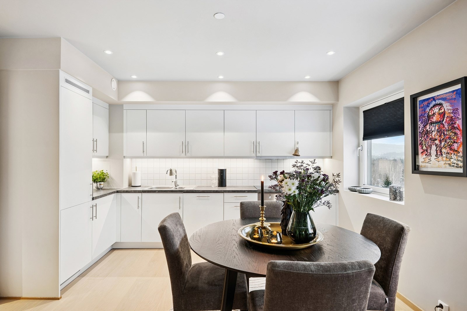 Lyst og tiltalende kjøkken med alle hvitevarer integrerte. Galleribilde