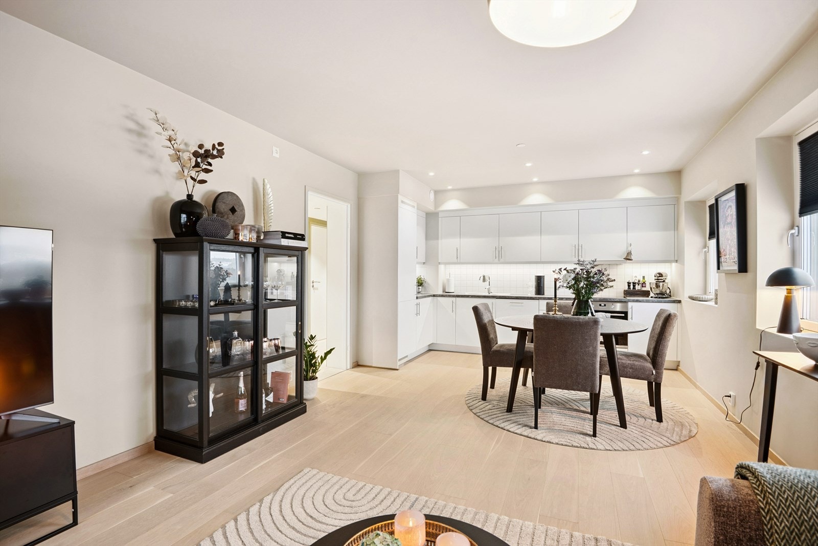 Det er god plass til både spisebord og hjørnesofa her inne. Galleribilde