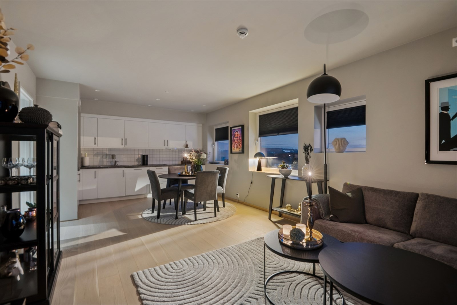 Legg spesielt merke til den flotte utsikten man har fra vinduene i dette rommet. Galleribilde