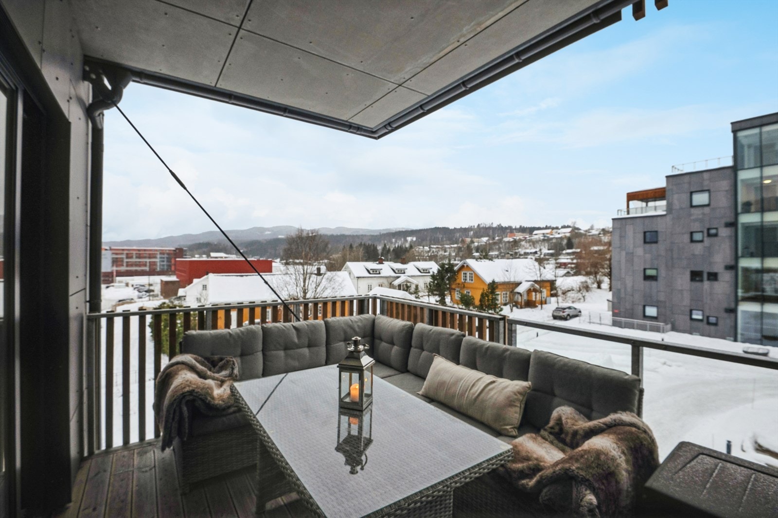 Balkongen ligger vestvendt og gir deg ettermiddags-og-kveldssolen. Galleribilde