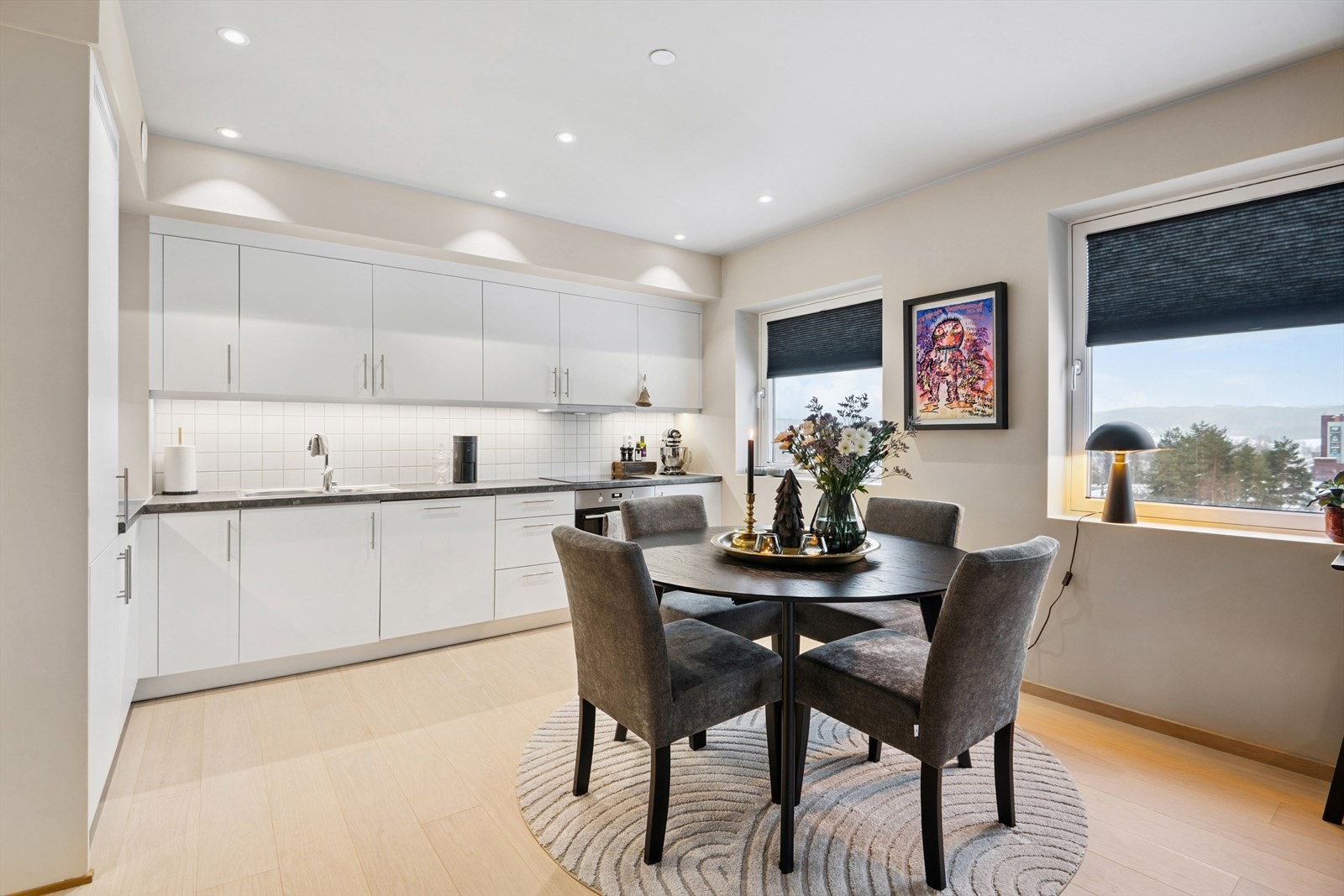 Man har nydelig utsikt utover i dalen. Galleribilde