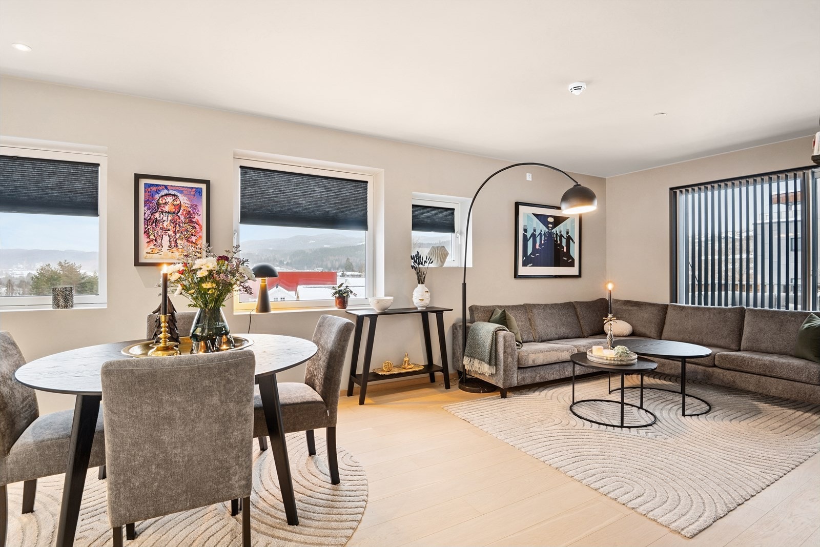 Til tross for godt med vinduer har rommet god veggplass som gir deg plass til både sjenker og vitrineskap. Galleribilde