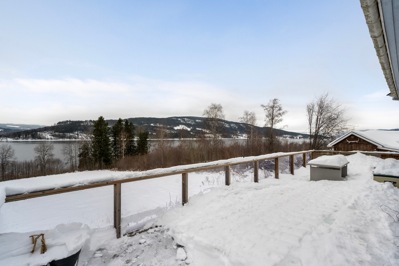 Her kan du nyte flotte solforhold og en nydelig utsikt over Randsfjorden - et virkelig høydepunkt ved eiendommen Galleribilde