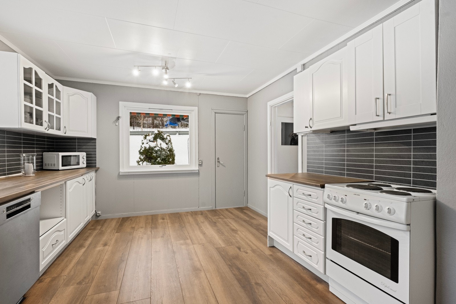 Hvitevarer følger med handelen, og boligen kan også selges delvis møblert, slik den fremstår på visning Galleribilde