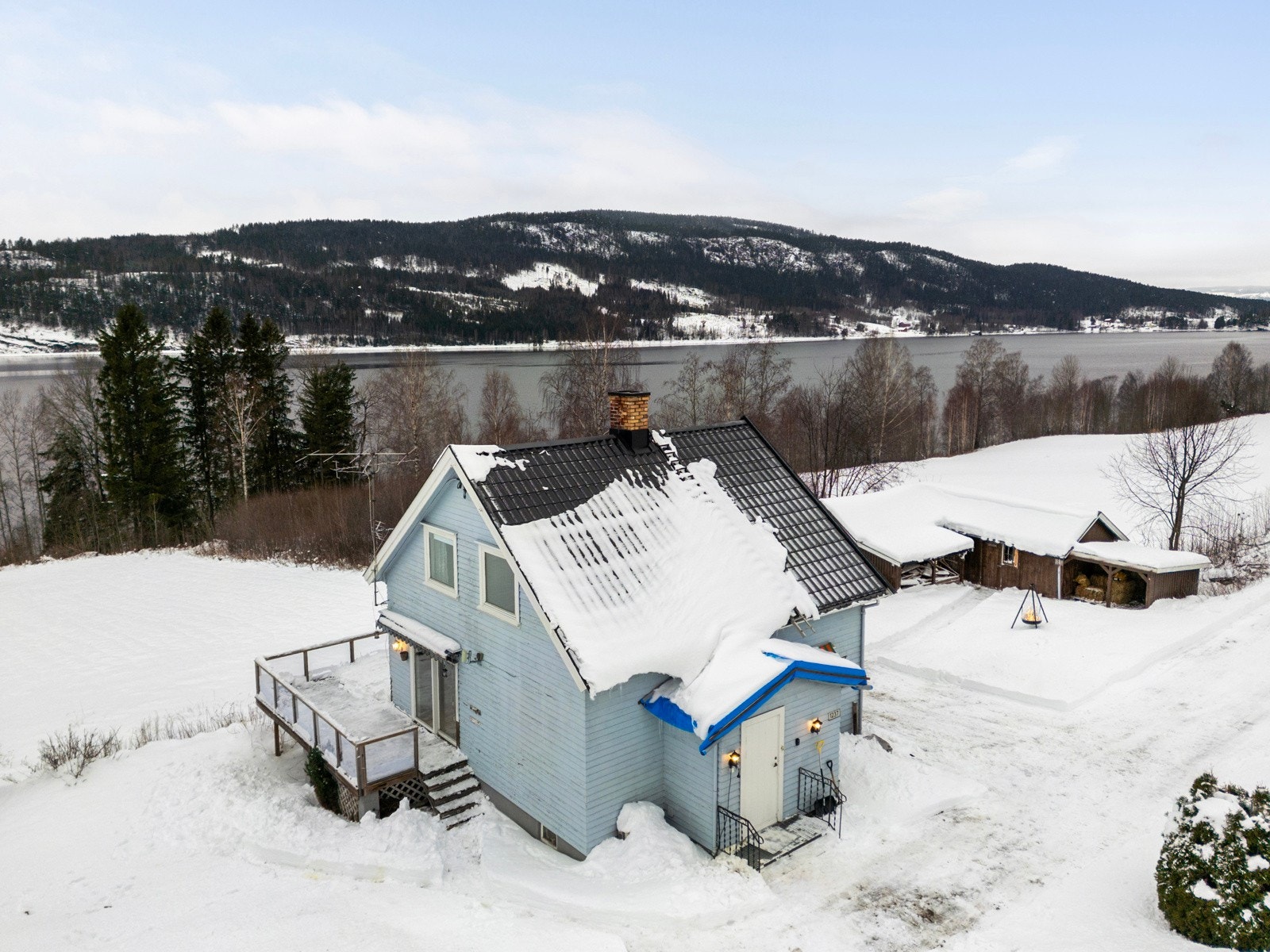 Eiendommen ligger fint til i Enger, ca. 10 min kjøring fra Hov sentrum, med flott utsikt over Randsfjorden og svært gode solforhold Galleribilde