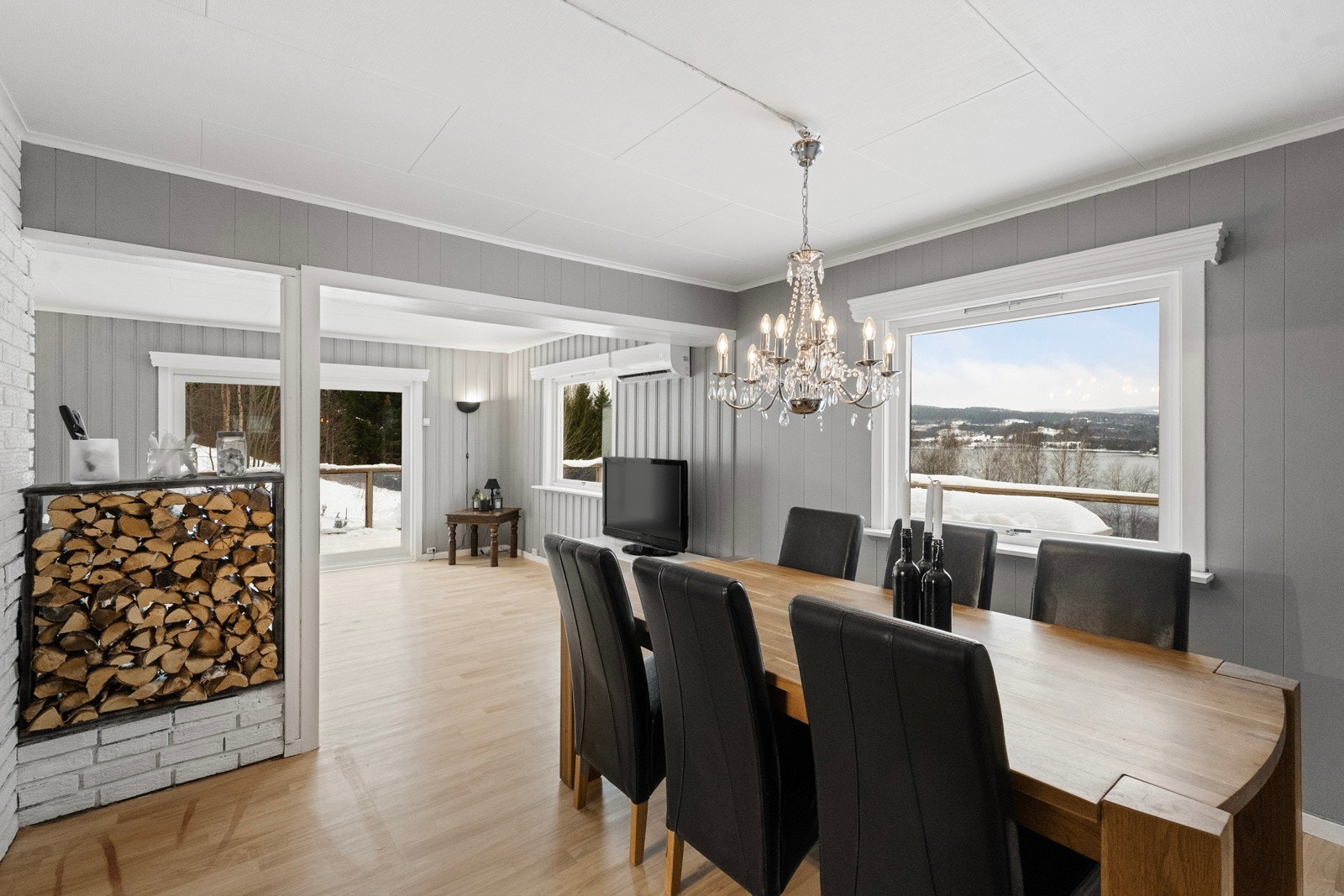 Romslig stue/spisestue med gode lysforhold Galleribilde