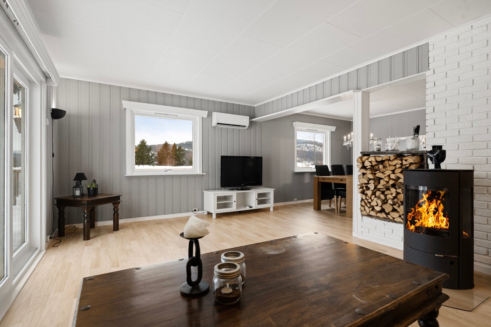 Boligen har eldre standard og det må påregnes oppussing og modernisering, men det er utført enkelte oppgraderinger de senere år. Galleribilde