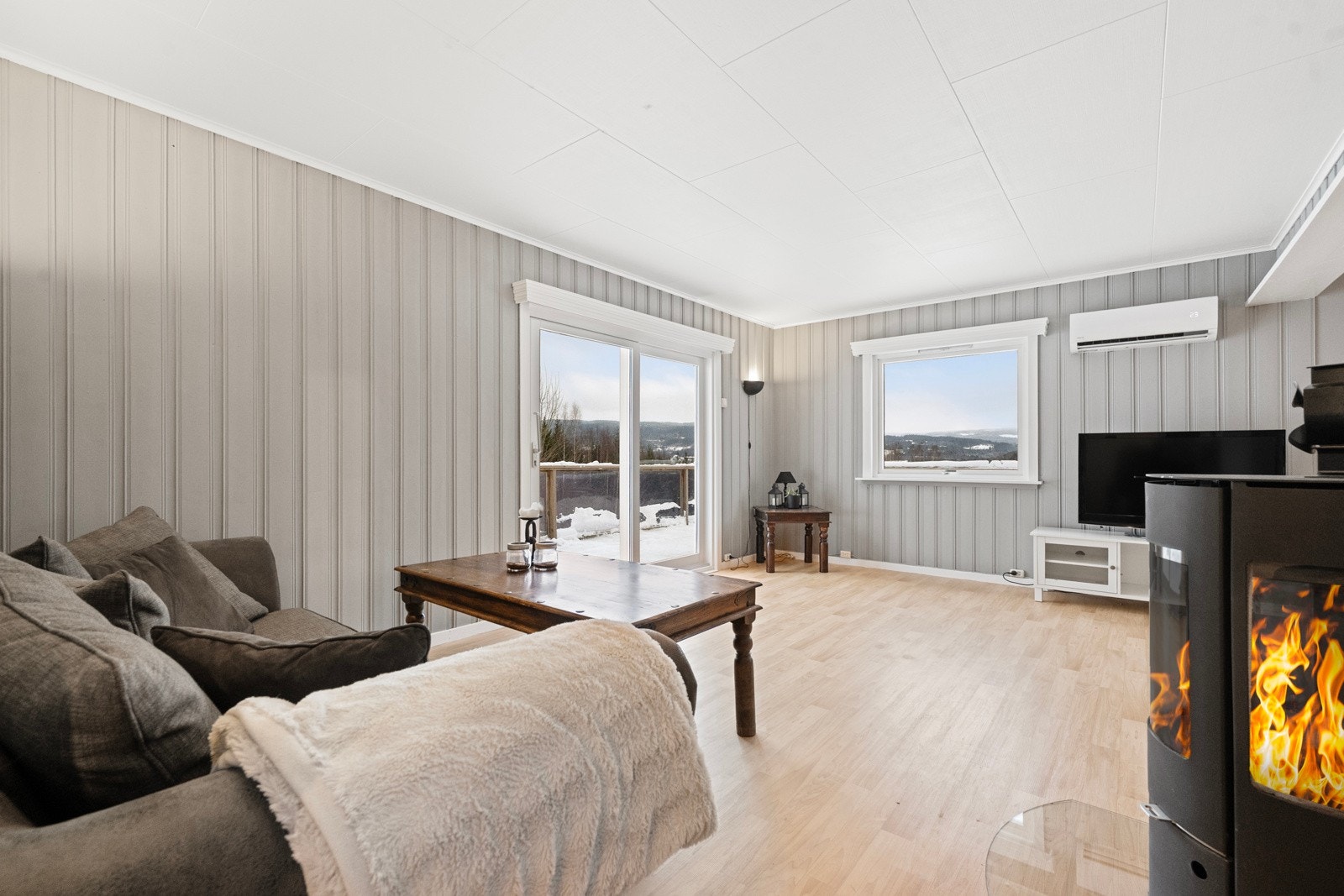 I stuen er det satt inn ny vedovn i 2024 og her er det også montert varmepumpe Galleribilde