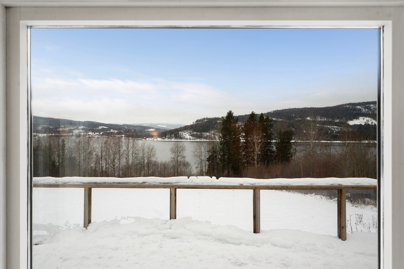 Randsfjorden er et vakkert blikkfang både innenfra og utenfra Galleribilde