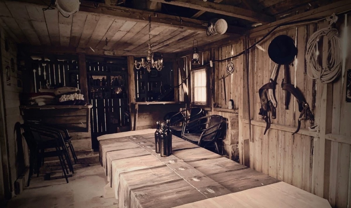 Uthus på eiendommen er innredet som en saloon , og alt inventar følger med - et sosialt og morsomt tilskudd til eiendommen. Galleribilde