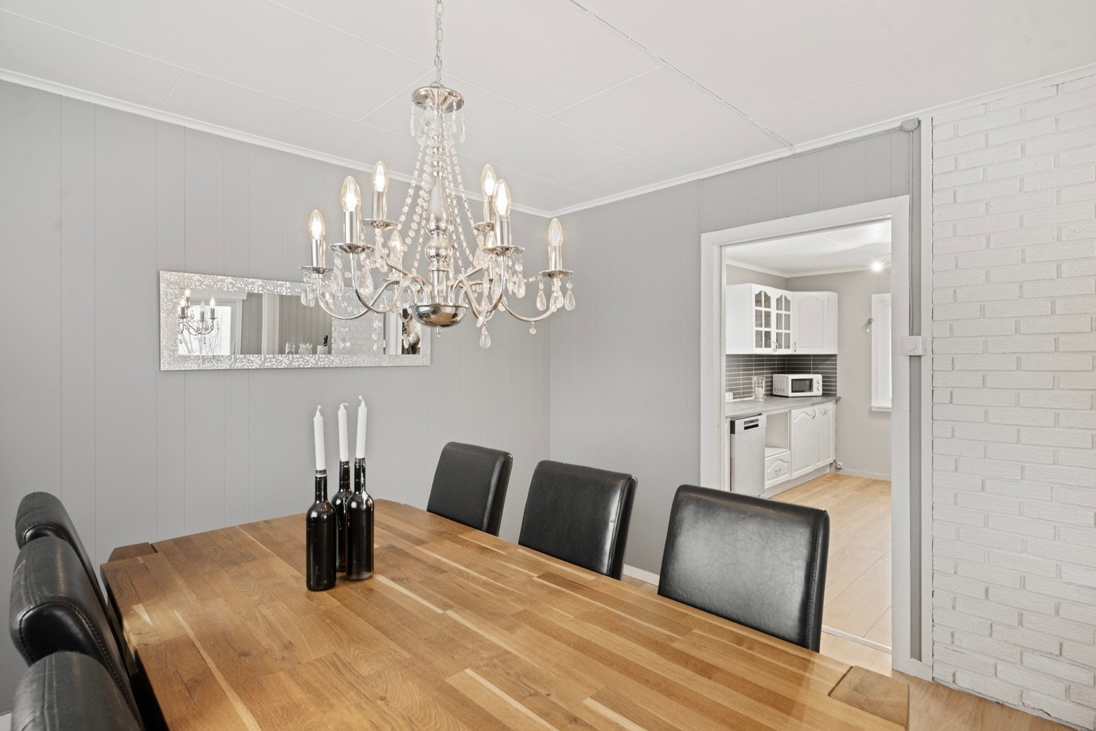 Spisestuen er praktisk plassert mellom kjøkken og stuedel Galleribilde