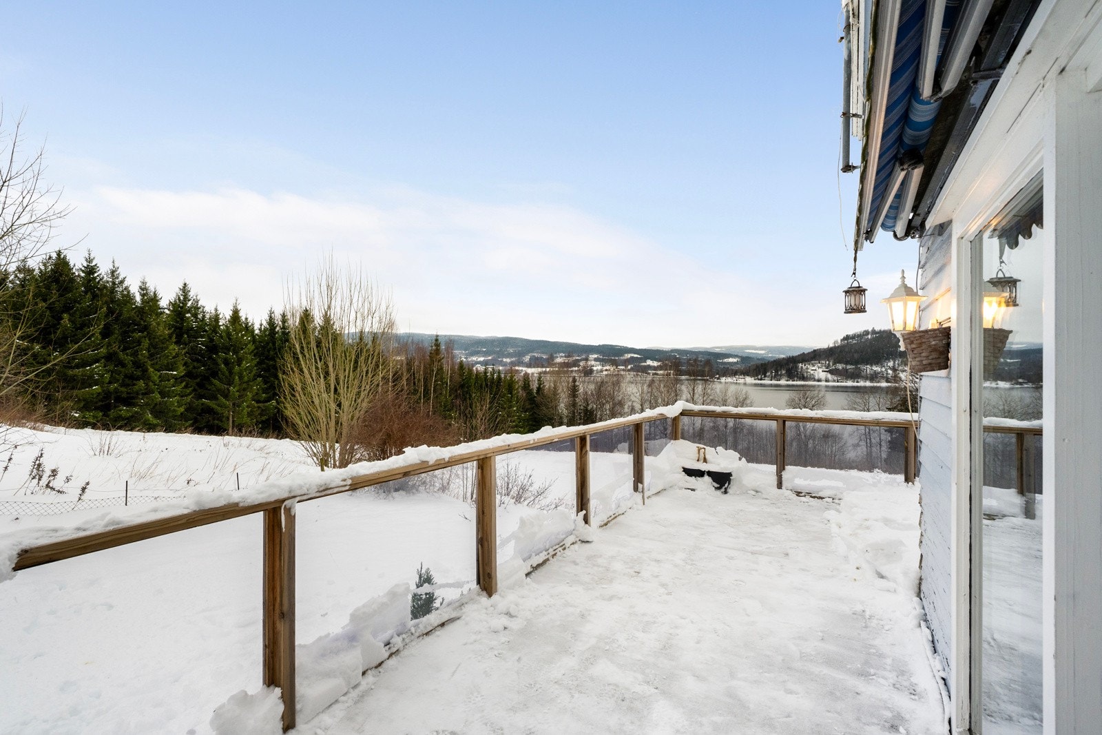 veranda med moderne glassrekkverk, etablert de senere år Galleribilde