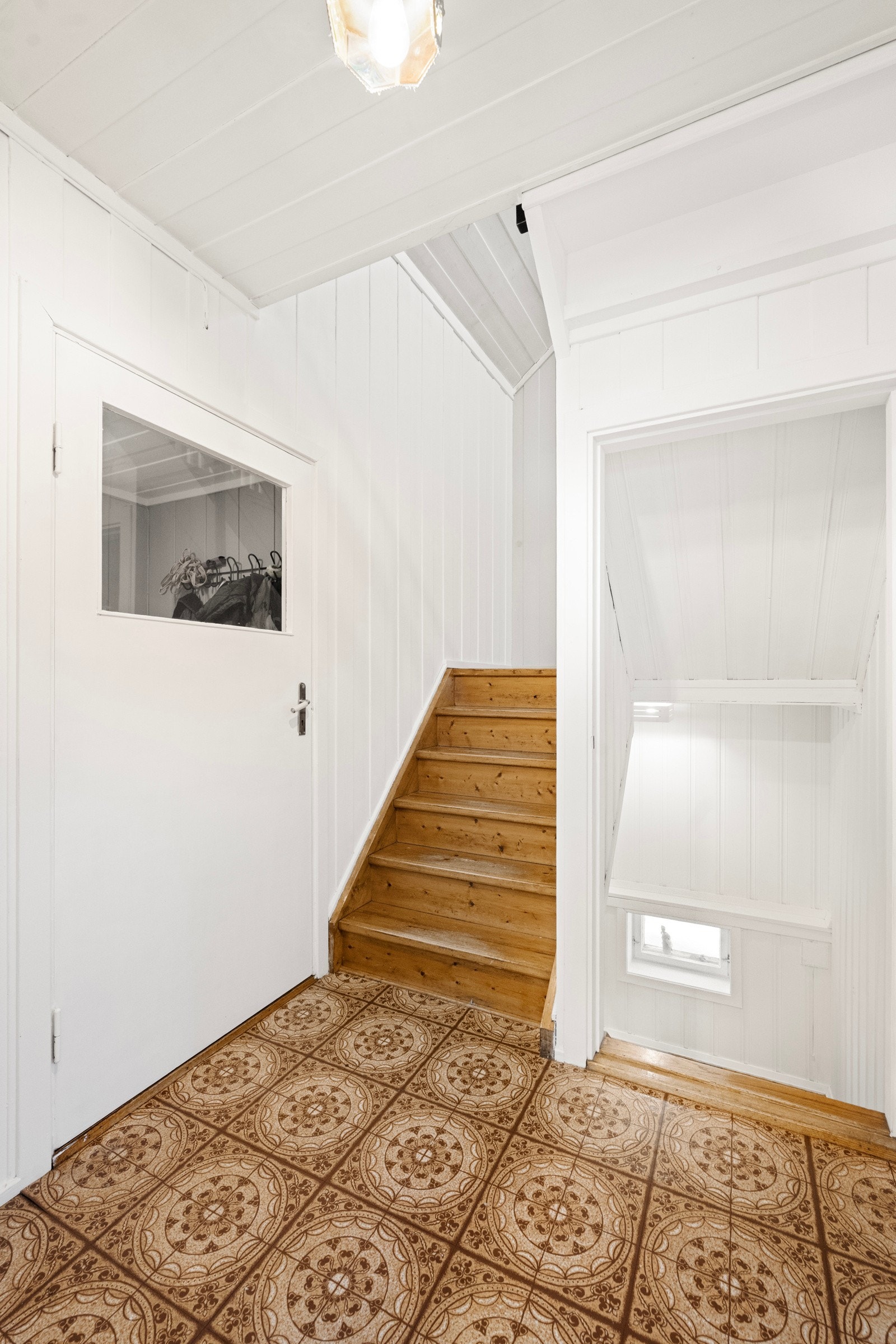 Fra gangen er det trapp opp til 2. etasje og ned til kjeller Galleribilde