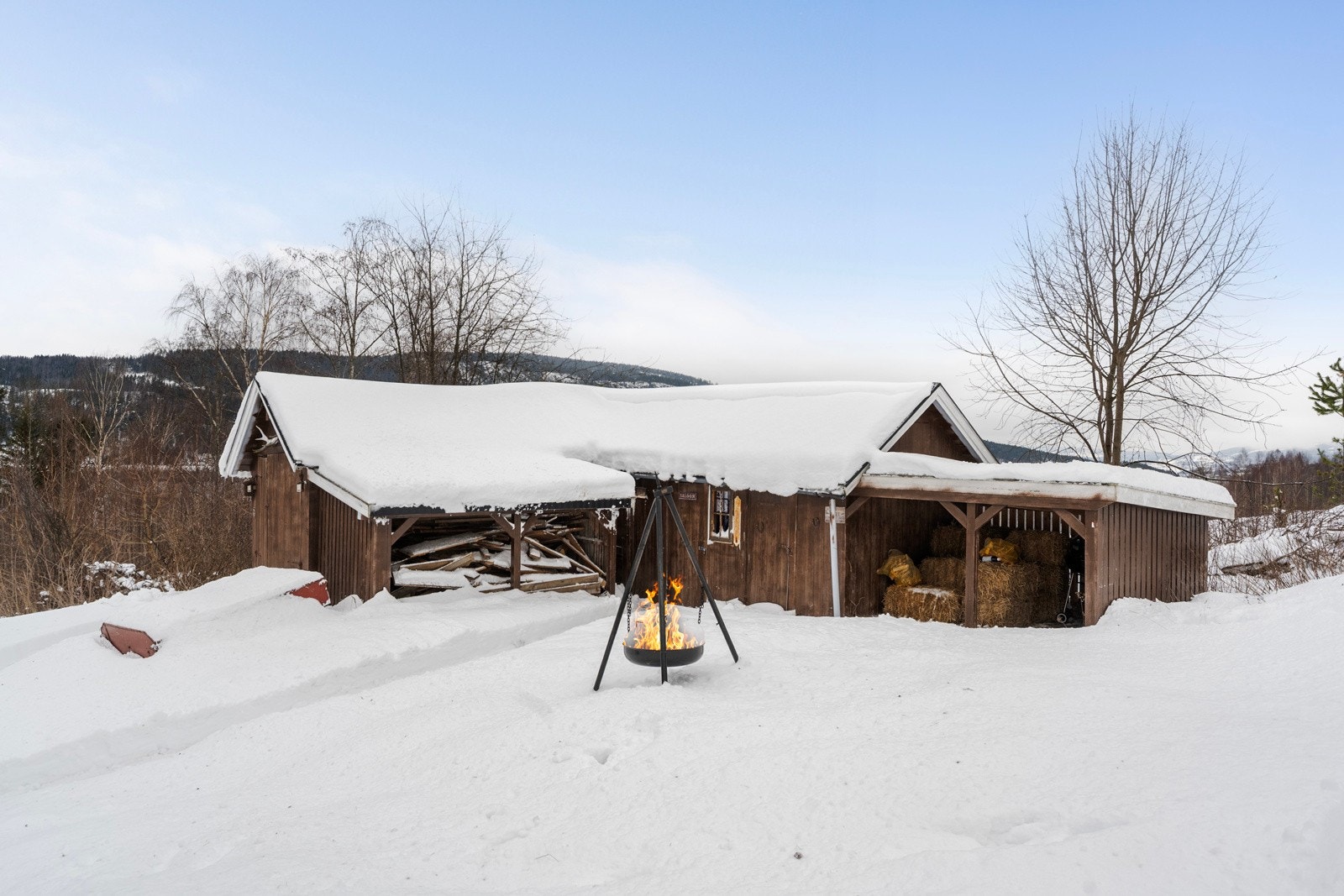 Uthus på eiendommen hvor deler er innredet som "saloon" og ellers inneholder godt med lagringsplass Galleribilde