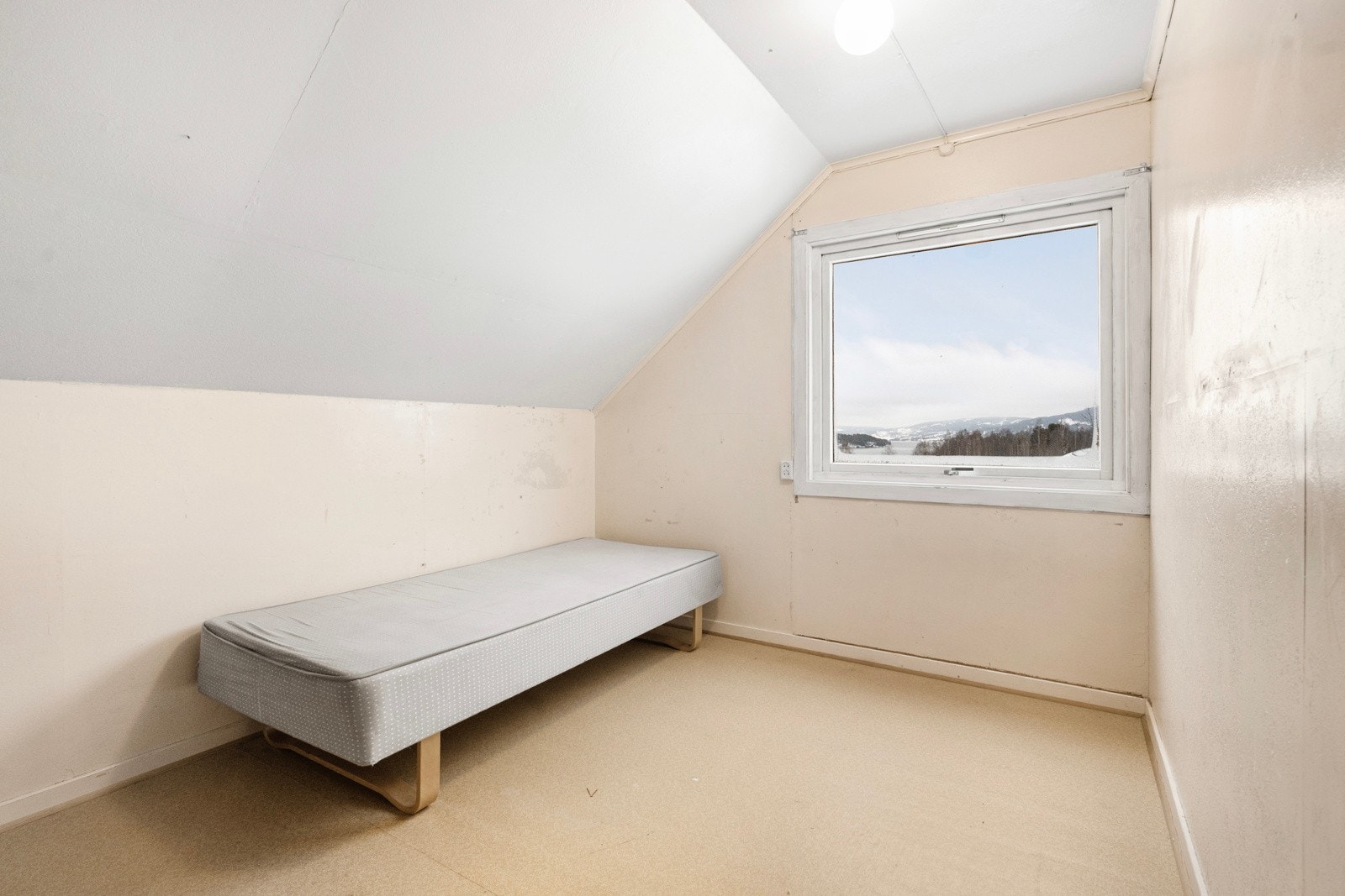 2. etasje inneholder gang og tre soverom, hvorav ett soverom har adkomst via et annet soverom Galleribilde