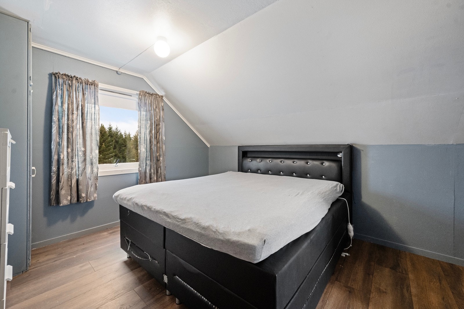 Soverommene har malte vegger og det ene har nytt gulv Galleribilde