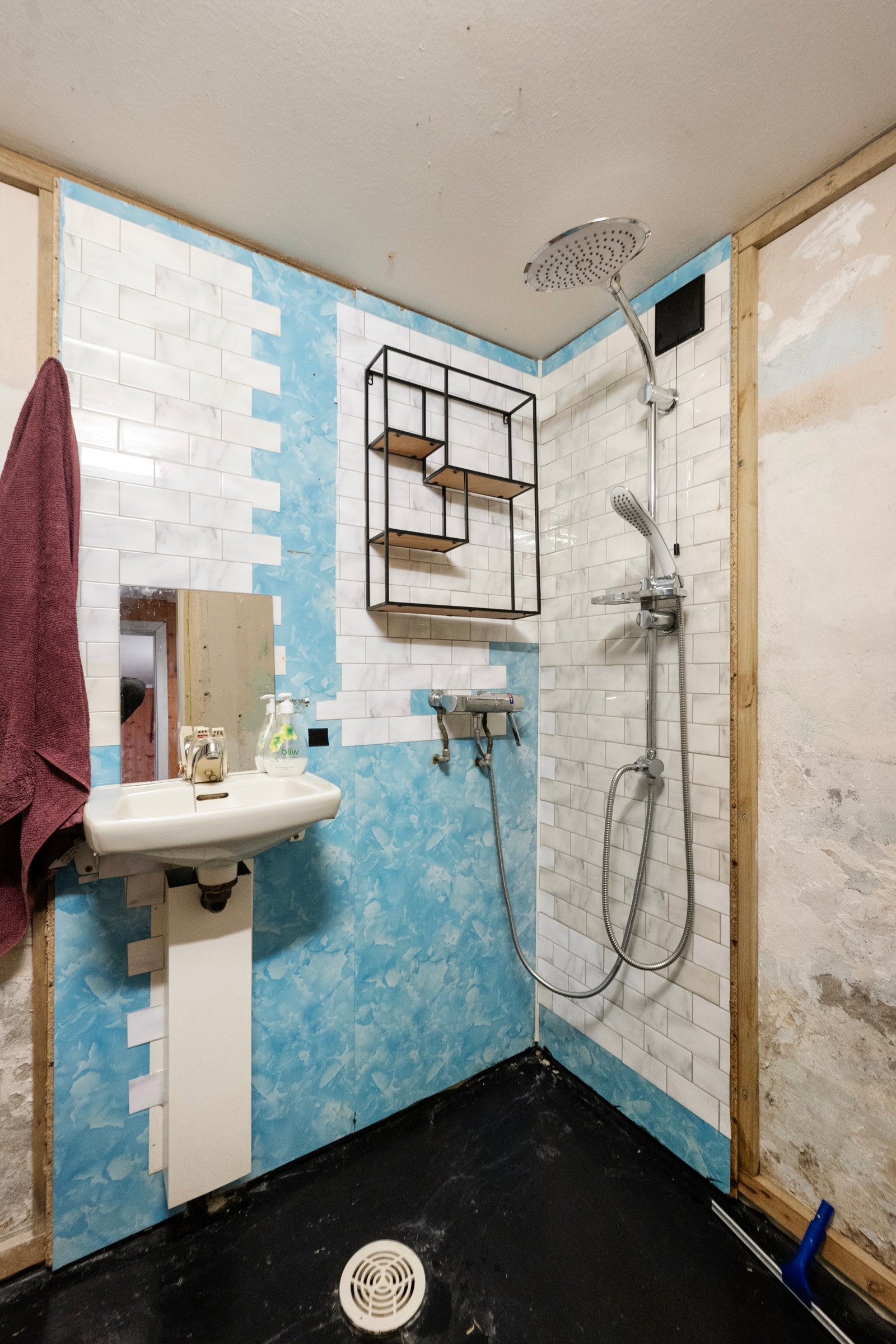 Badet er enkelt innredet og tilfredsstiller ikke dagens krav til vanntetthet. Det må påregnes oppgradering for å tåle normal bruk etter dagens standard Galleribilde