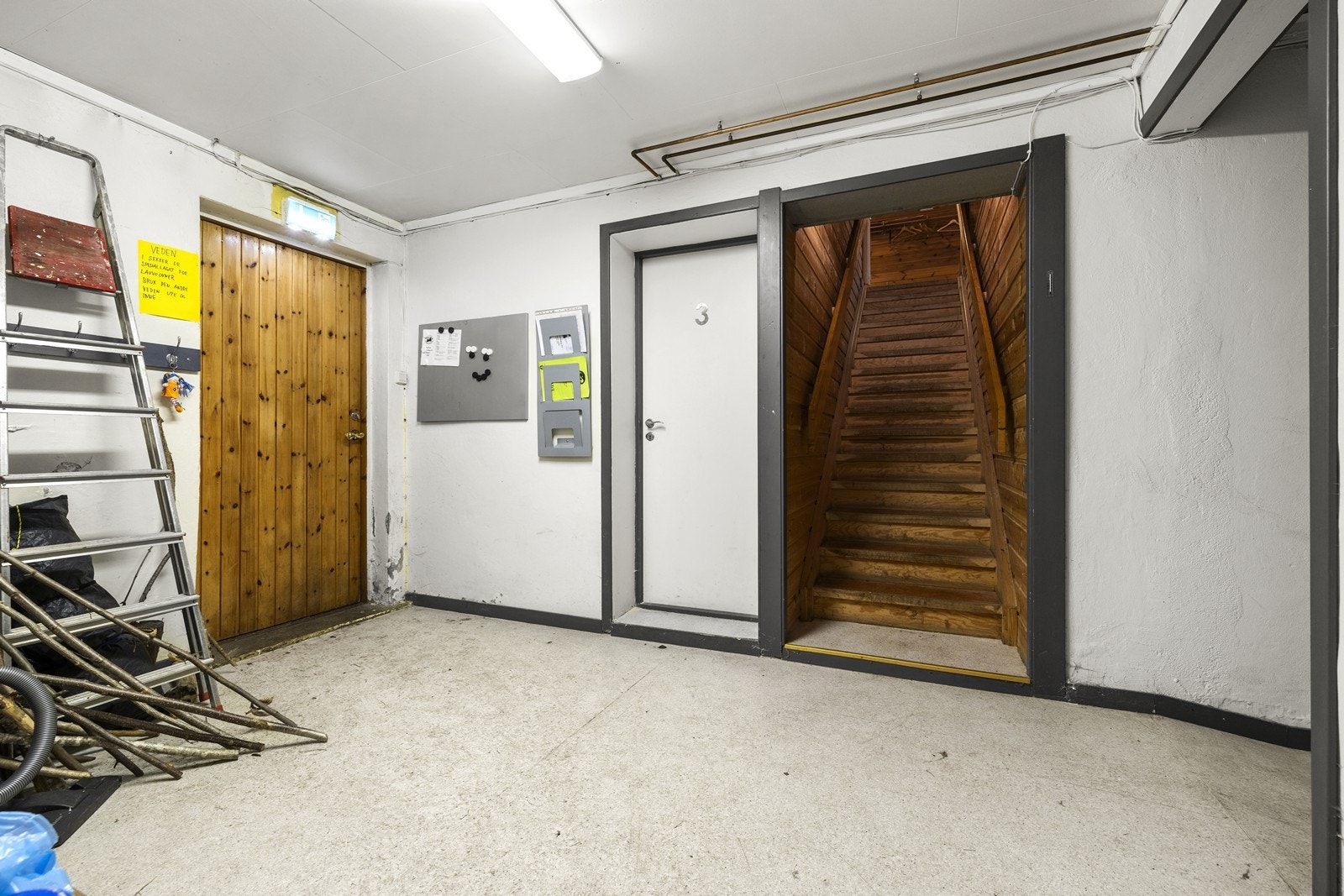 Innvendig trapp fører ned til eiendommens underetasje. Galleribilde