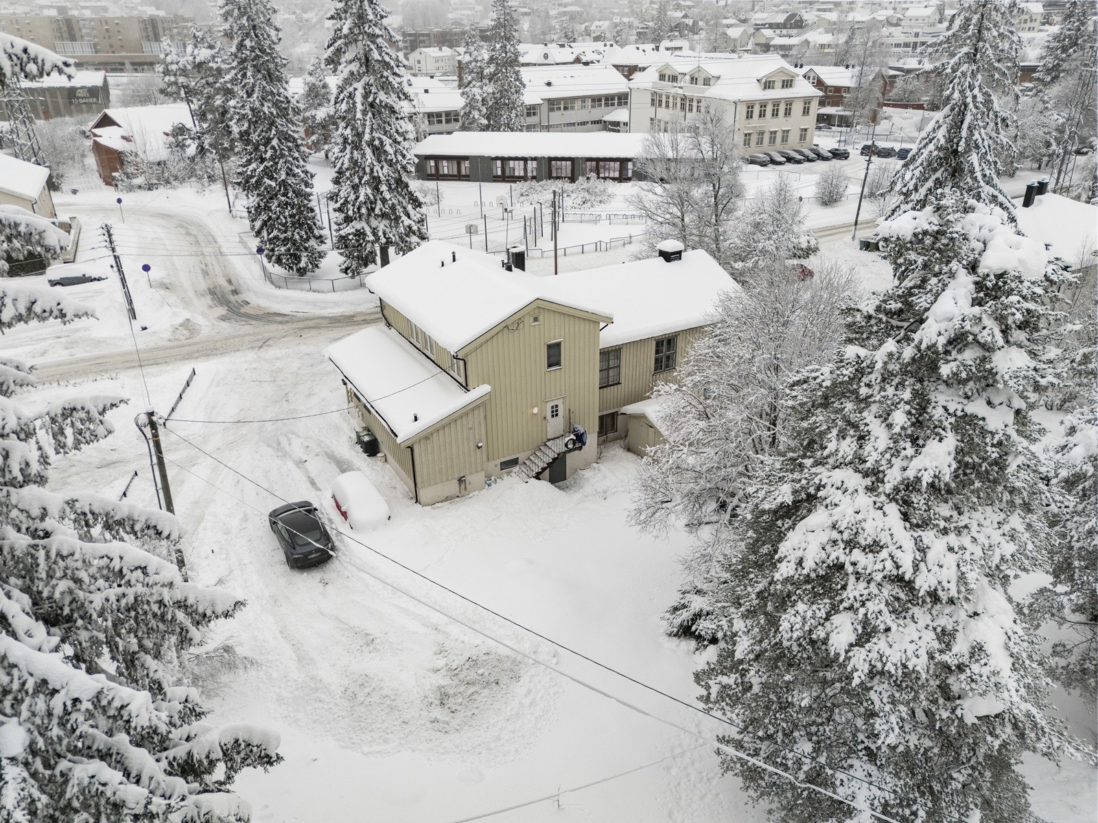 Beliggenhet i et etablert boligområde med nærhet til grøntarealer. Galleribilde
