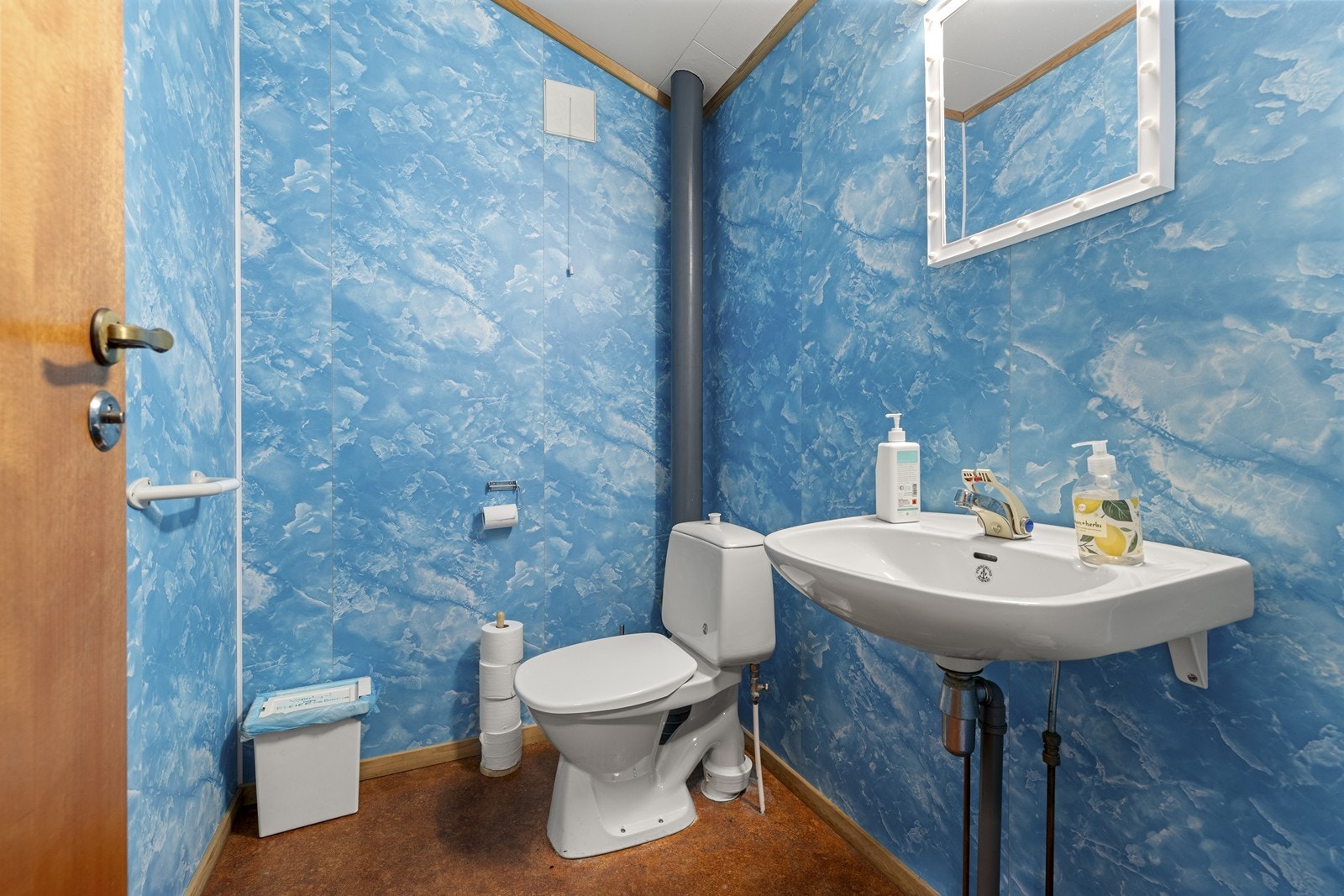 Toalettrom utstyrt med servant og toalett. Galleribilde