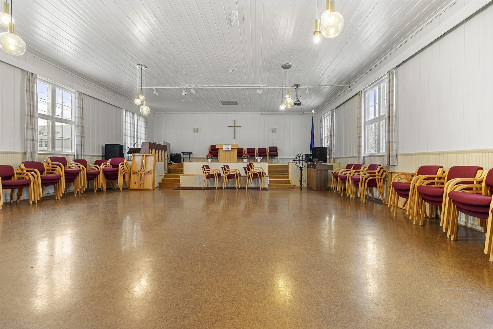 Hovedsalen er et stort og åpent rom med god takhøyde og en scene i enden. Galleribilde