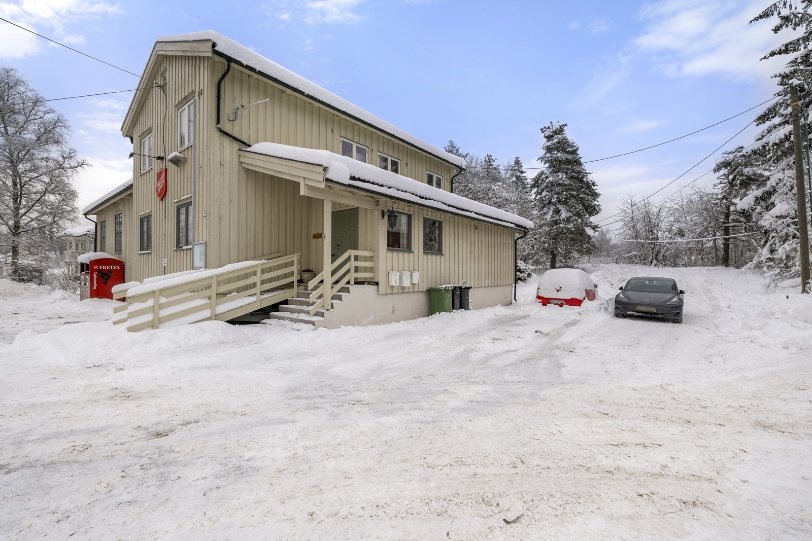 Overbygget inngangsparti med adkomst via en solid rampe. Galleribilde