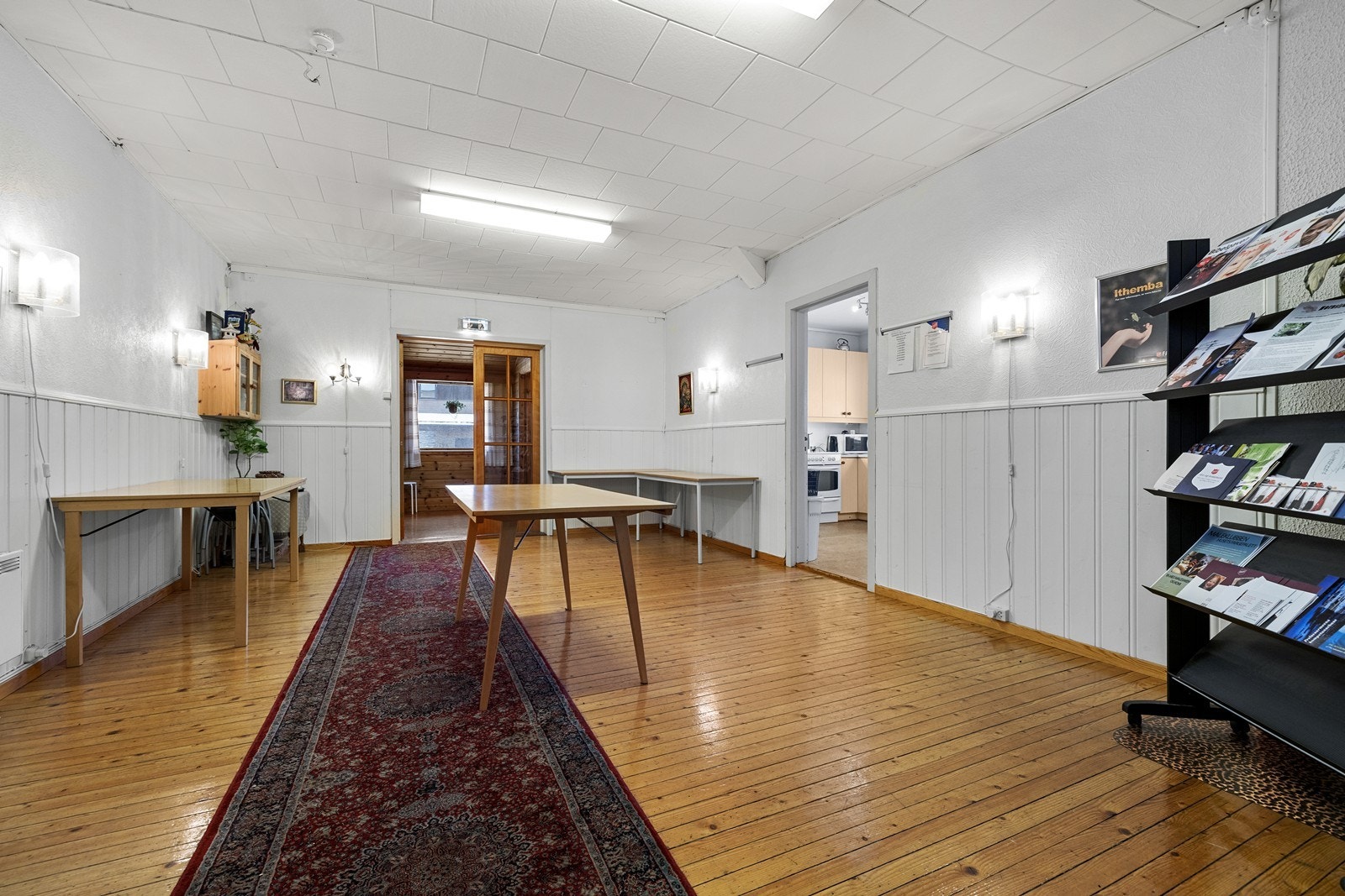 Rommet har direkte adkomst til kjøkkenet, noe som forenkler logistikken ved arrangementer. Galleribilde