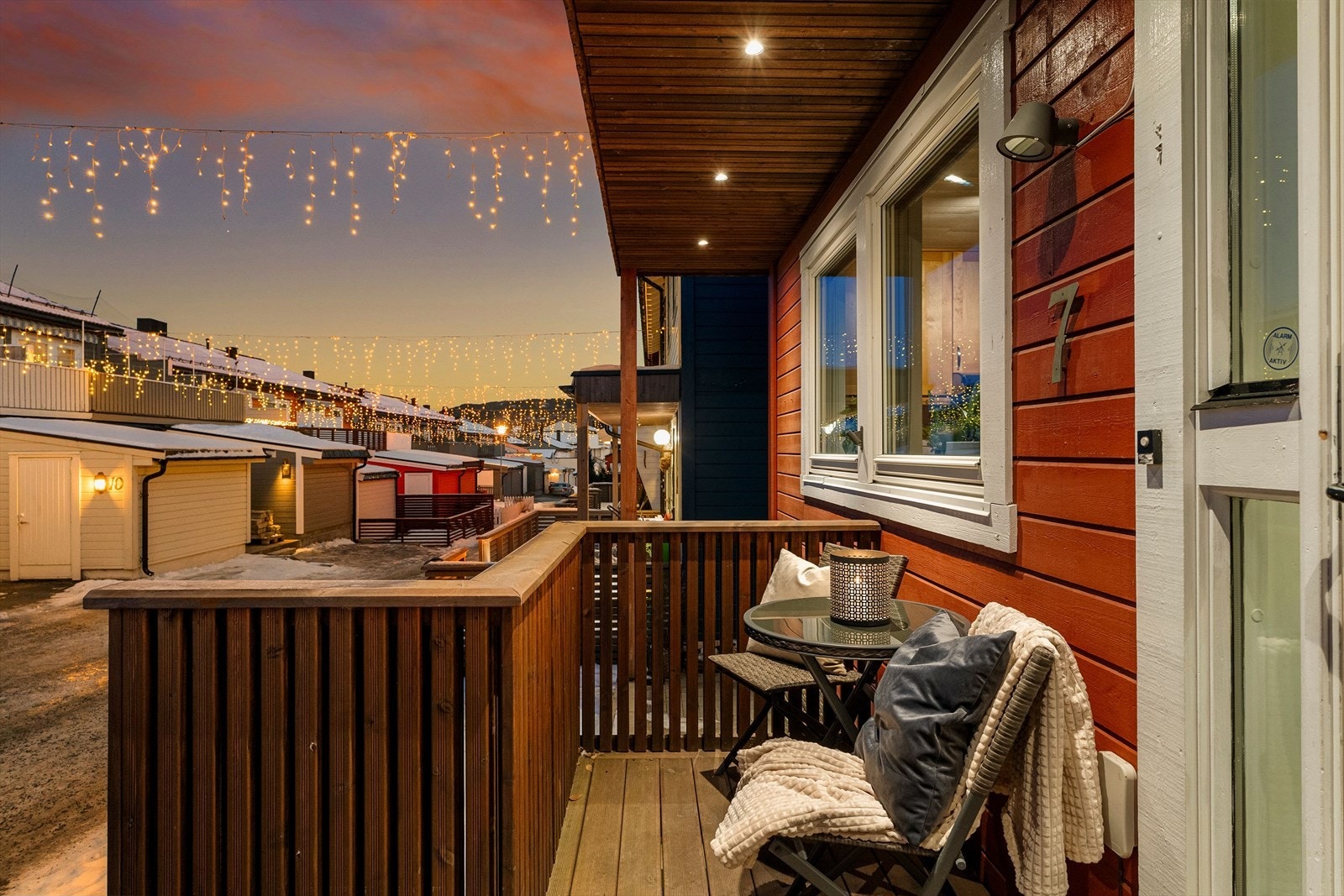 Inngangspartiet er oppgradert i senere tid med trapp og overbygg. Galleribilde