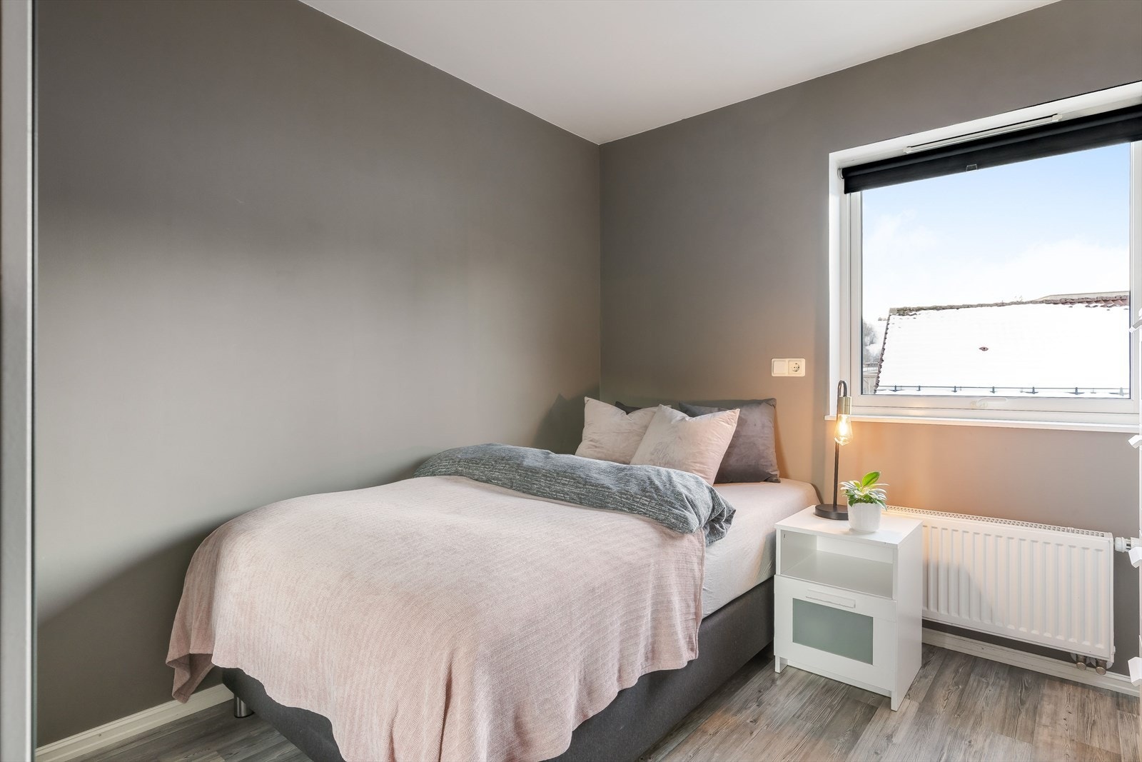 Disse rommene kan blant annet brukes til barnerom, kontor eller gjesterom. Det er oppvarming med fjernvarme via radiatorer på alle soverommene. Galleribilde