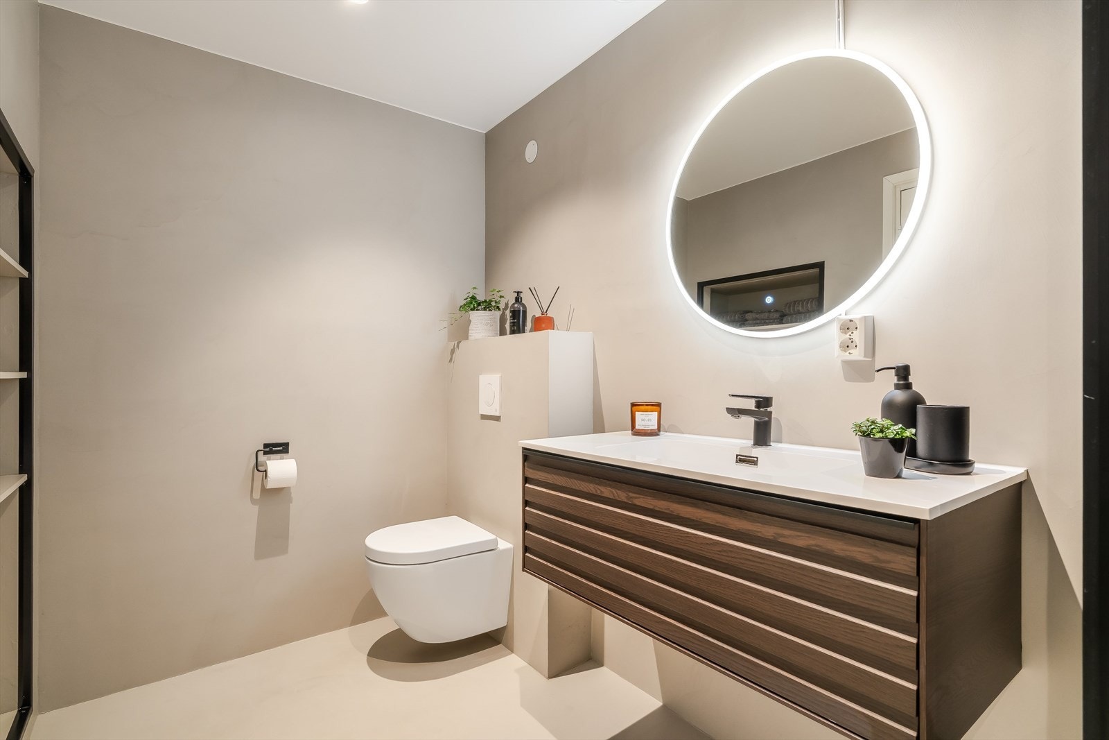 Badet fremstår som lekkert og stilrent, arbeidet ble utført av fagfolk. Galleribilde