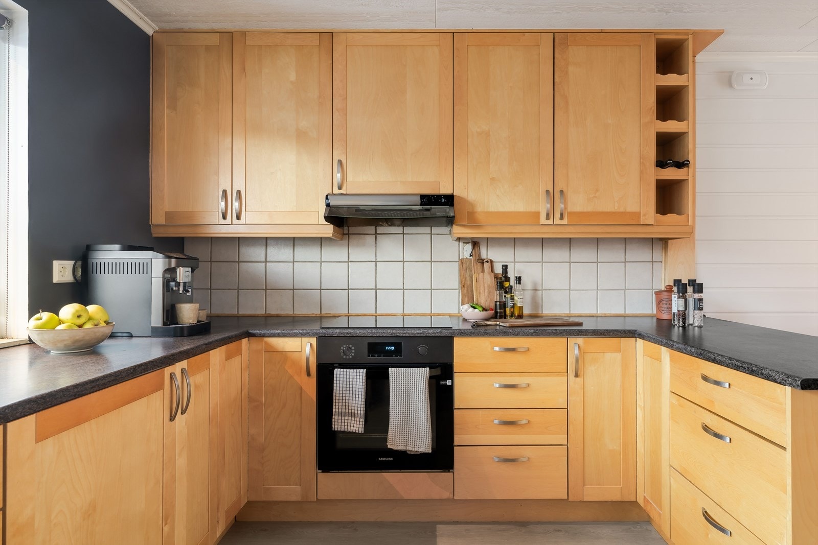 Kjøkkenet tilbyr rikelig med skap- og benkeplass. Galleribilde