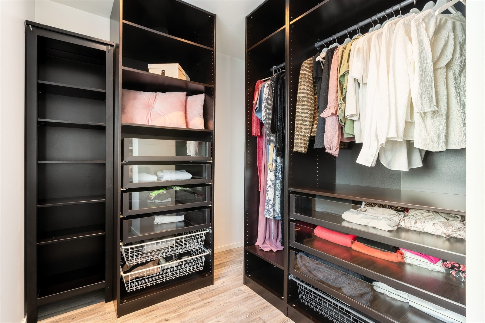 Hovedsoverommets walk-in closet er på ca. 5 kvm, her har man god plass til garderobeløsninger. Galleribilde