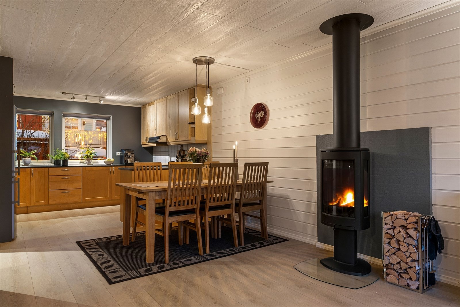 Rekkehuset strekker seg over tre plan og i et rolig og etablert boligstrøk med kort vei til alle servicefunksjoner og turområder langs Nidelva. Galleribilde