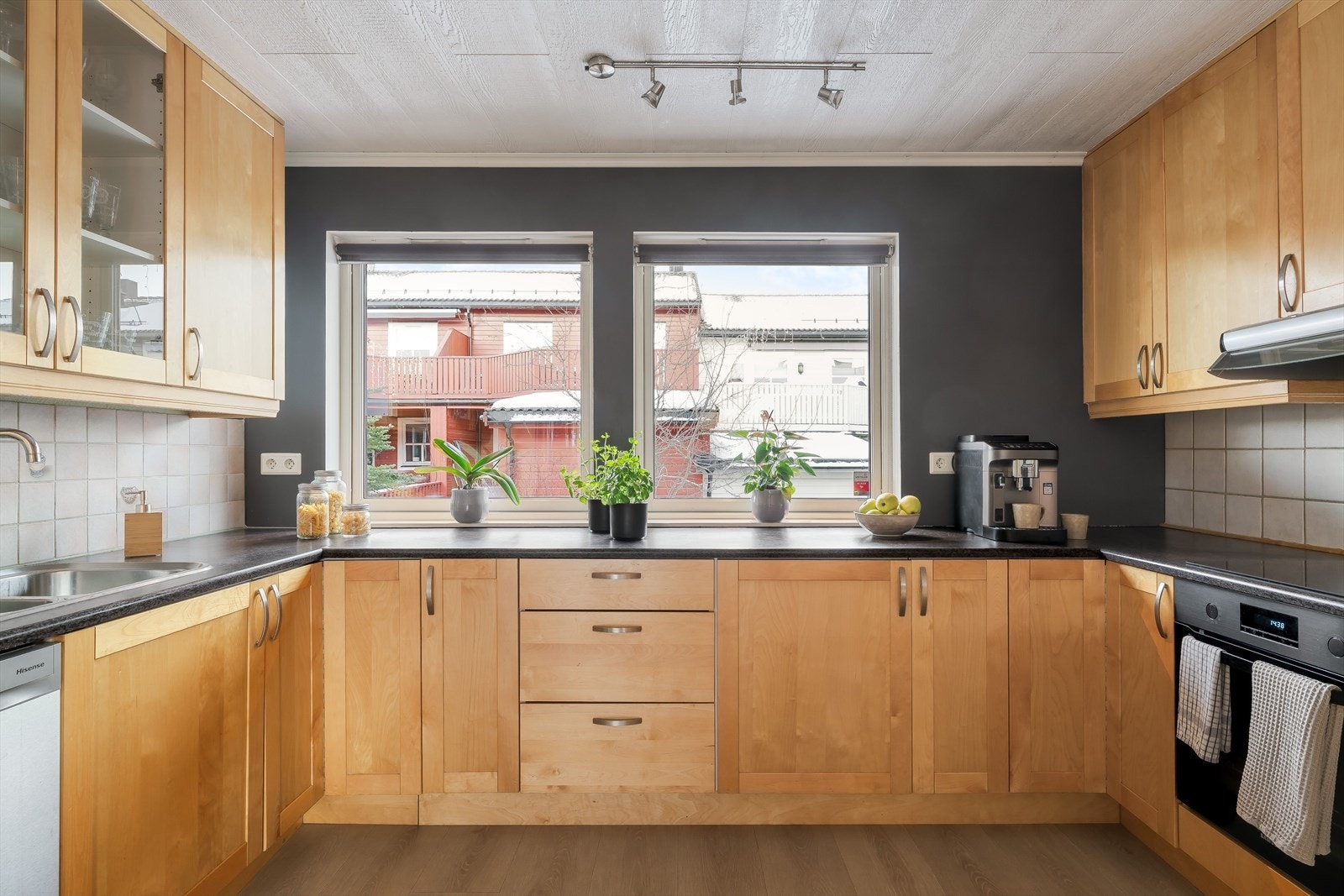 Det ble oppgradert i 2002, men fremstår som velholdt og har praktisk innredning med masse skap- og benkeplass. Galleribilde