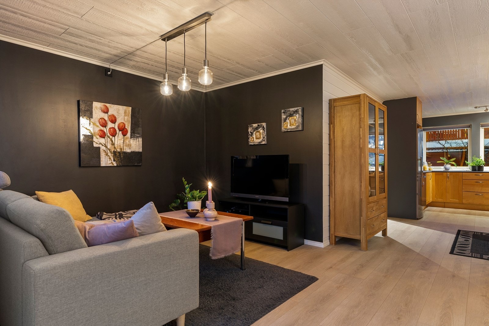 Boligen holder en godt vedlikeholdt standard, har solrike uteplasser og har parkeringsplass i parkeringskjeller med elbillader. Galleribilde