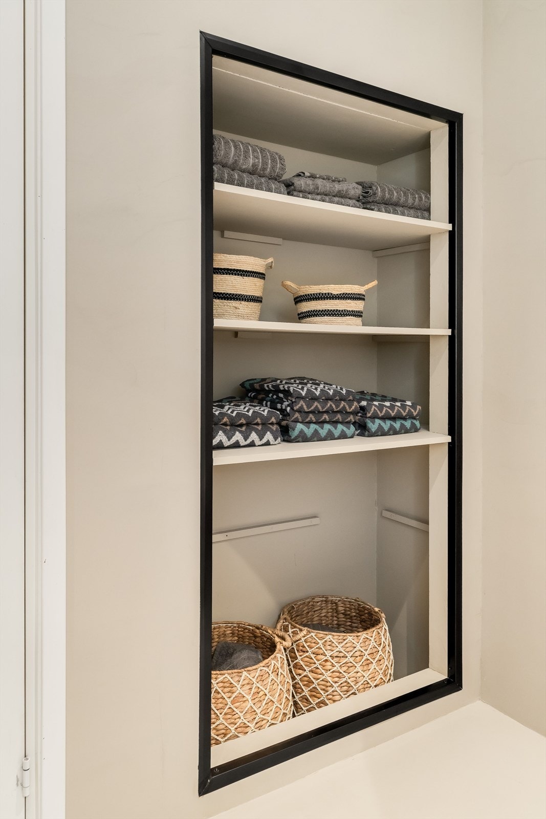 På badet er det laget praktiske hylleløsninger for lagring. Galleribilde