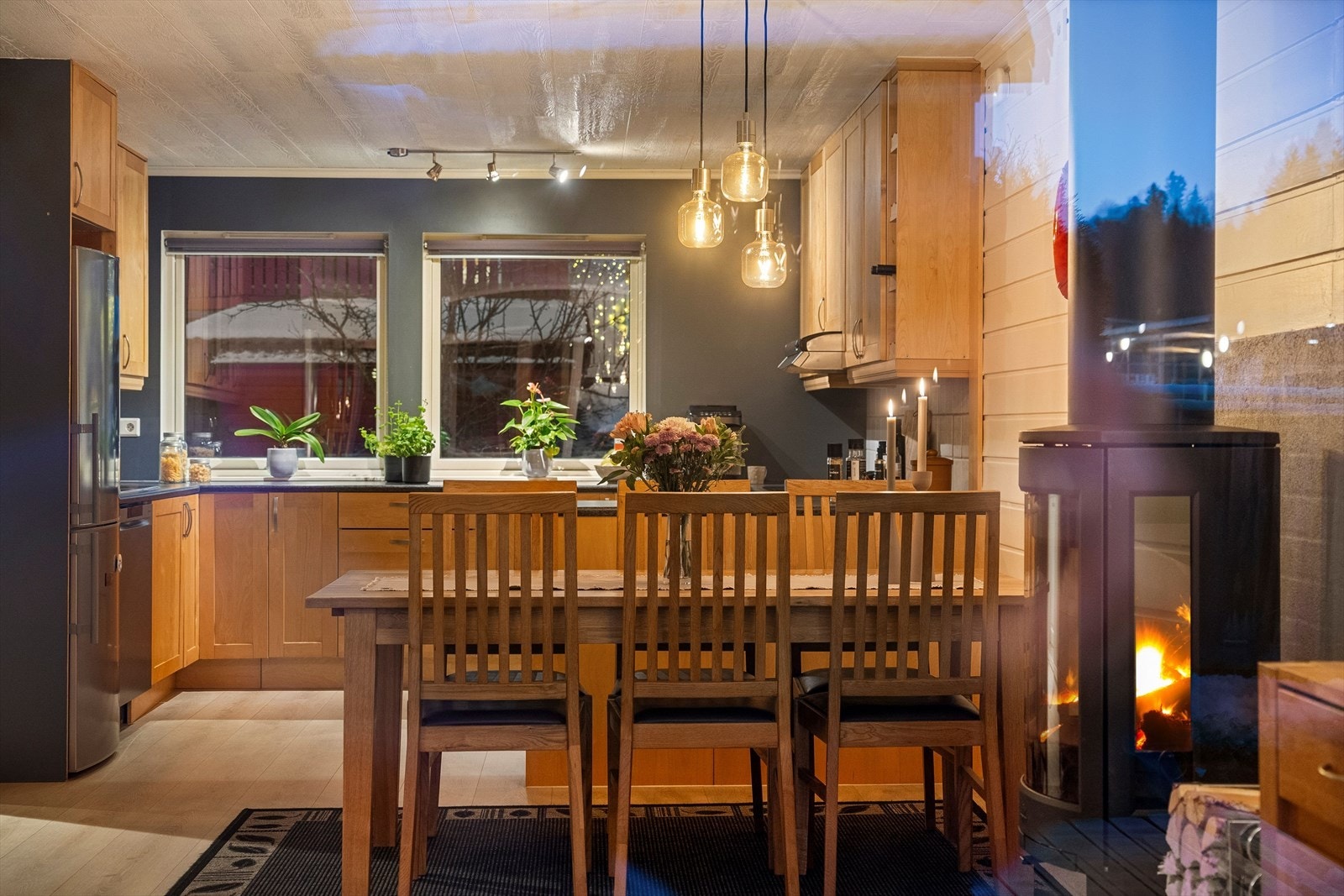 Her har man en åpen stue- kjøkkenløsning med nytt laminatgulv fra 2023. Galleribilde