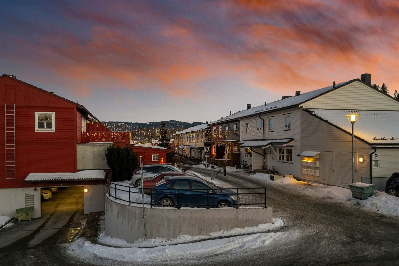 Det medfølger en parkeringsplass i parkeringskjeller med elbillader. Videre er det også muligheter for gjesteparkering i området. Galleribilde