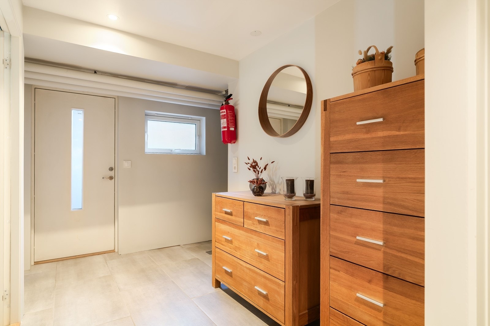 Kjelleren har et eget praktisk inngangsparti. Galleribilde