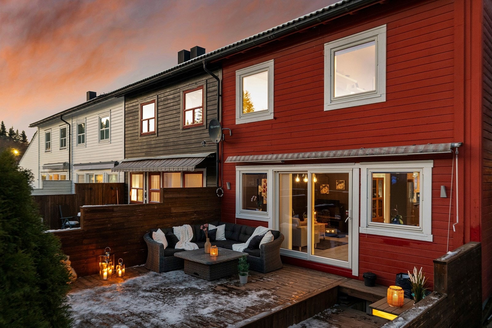 Rekkehuset ligger i et barnevennlig og populært boområde. Gangavstand til bussholdeplass, skole og barnehage. Det tar ca. 10 min å kjøre til Trondheim sentrum og ca. 5 min til City Syd. Galleribilde