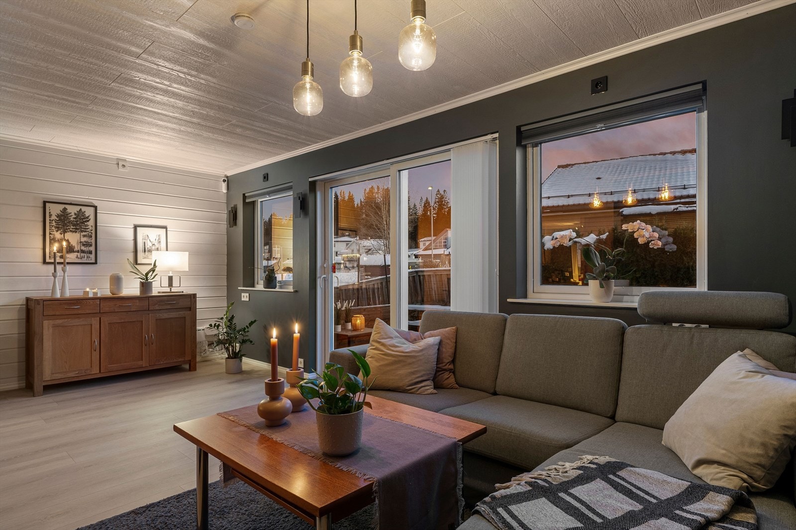 I stuen har du plass til en romslig sofagruppe. Vinduene og verandadøren ble skiftet ut i 2015. Galleribilde