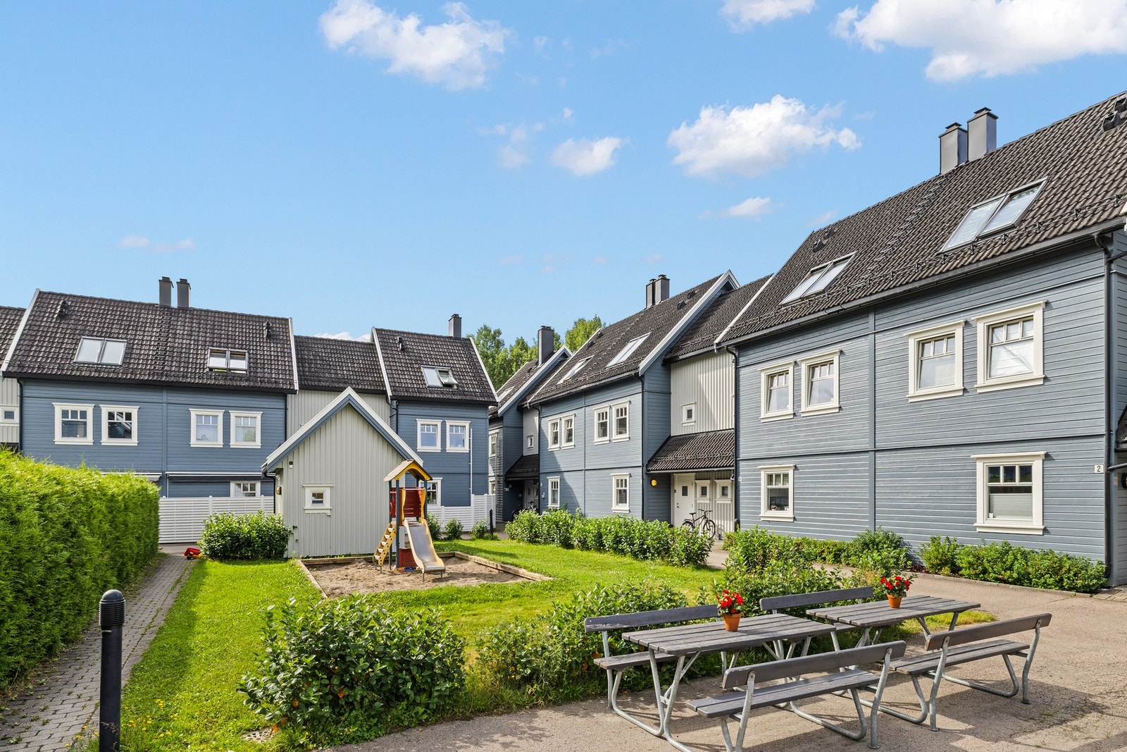 Sommer i borettslaget. Her er lekeplassen, som er et populært sted å møtes for store og små. Galleribilde