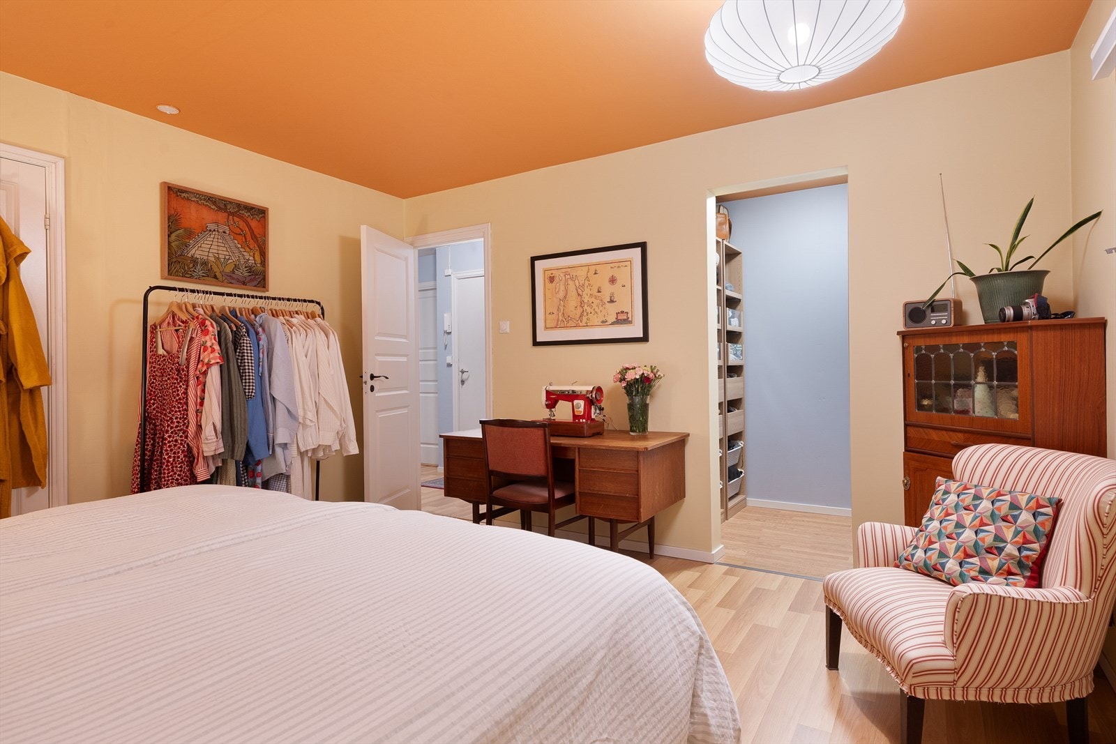 Det var to soverom når leiligheten ble kjøpt. Selger at tatt ned lettvegg, men dører gjenstår. Galleribilde