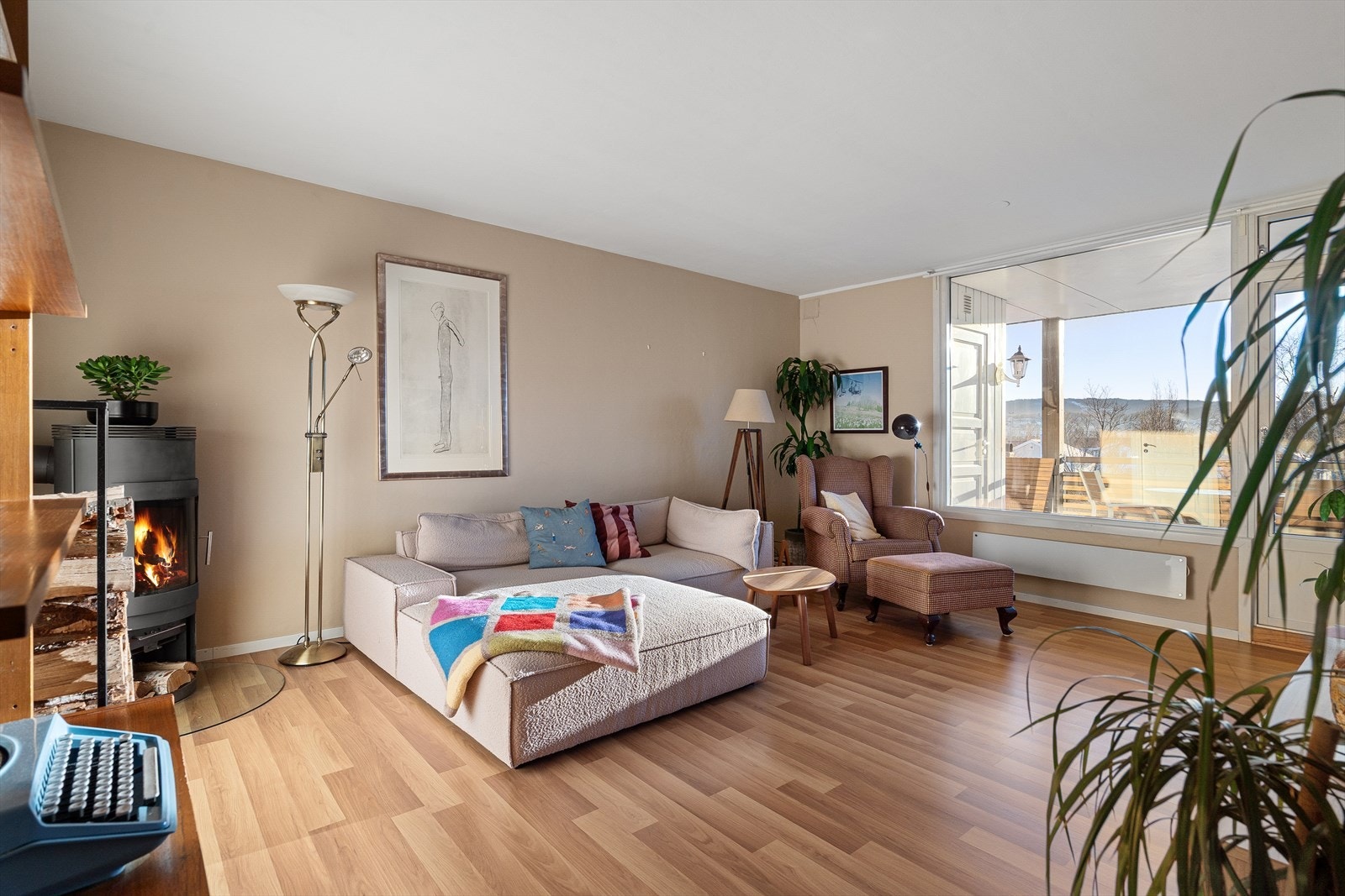 Til oppvarming er det vedovn og elektrikse panelovner. Galleribilde