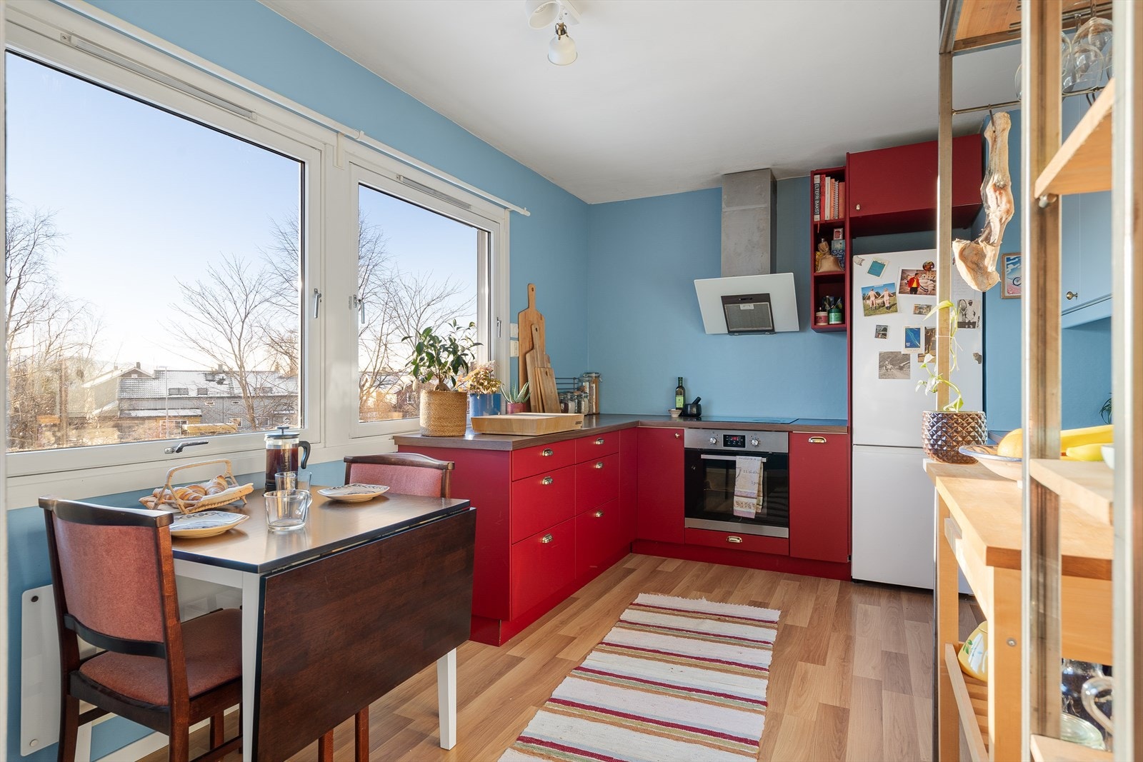 Romslig kjøkken av ukjent, men nyere alder. Galleribilde